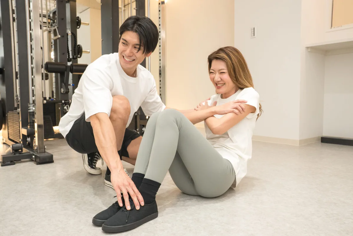 床でフォームを確認しながらトレーニングしている様子